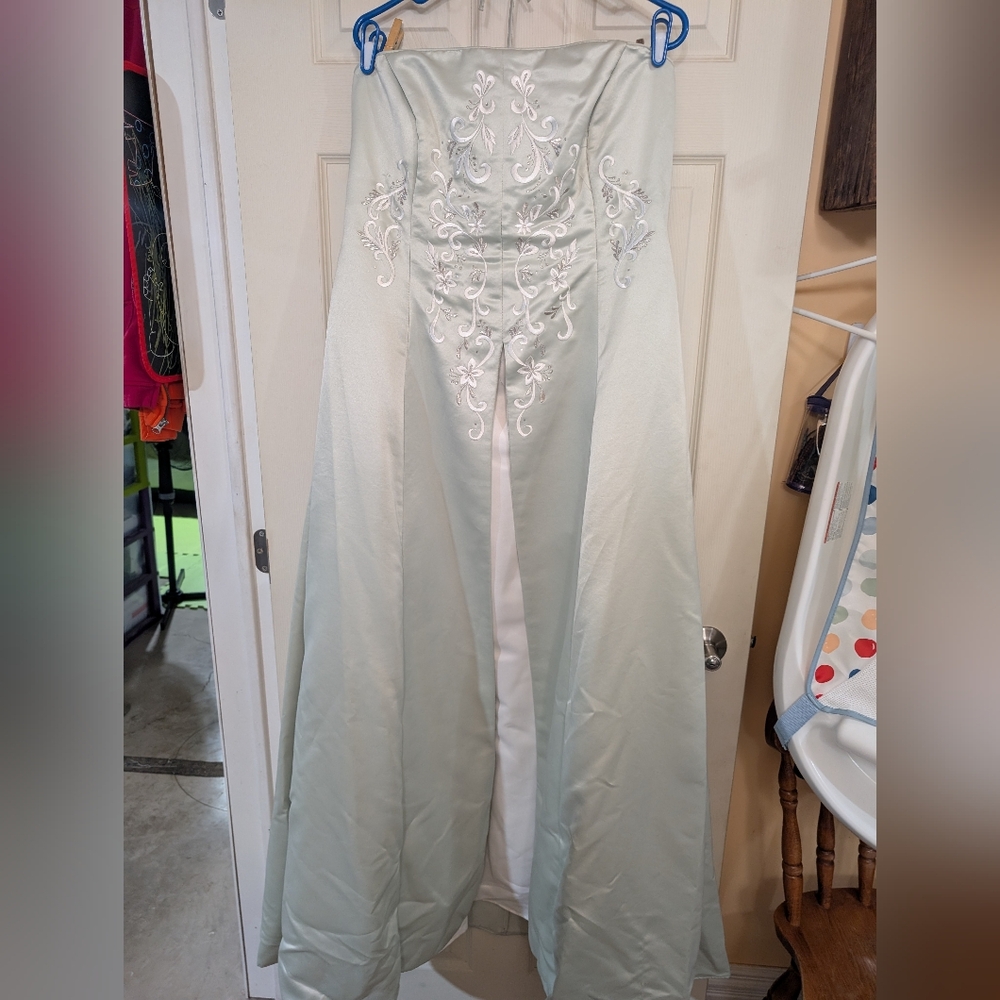 D11 Green And White Dress Rebecca